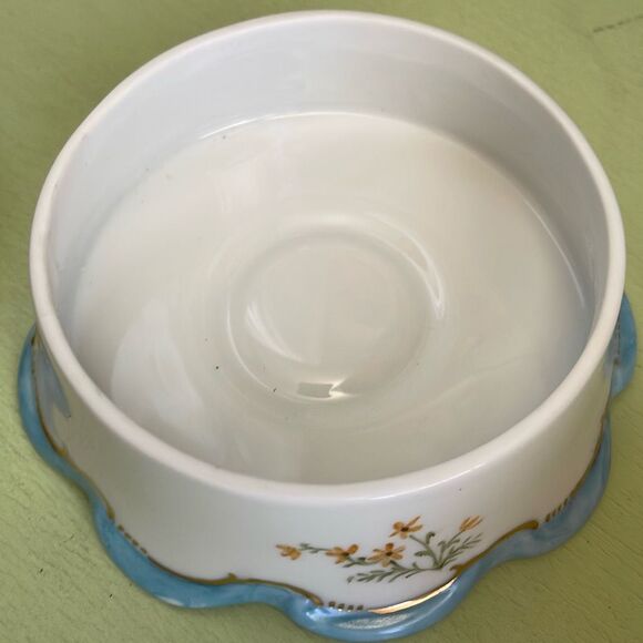 Vintage hand painted porcelain trinket box  by Jeanette Wriedt . - Picture 4 of 10
